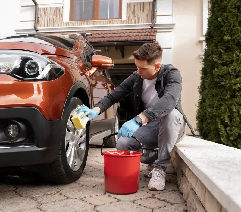 Lavage auto à domicile Nasbinals : professionnel intervenant sur un véhicule